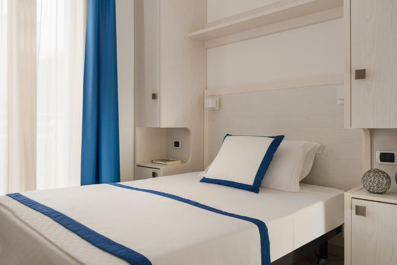 ריצ'יונה Hotel Embassy מראה חיצוני תמונה