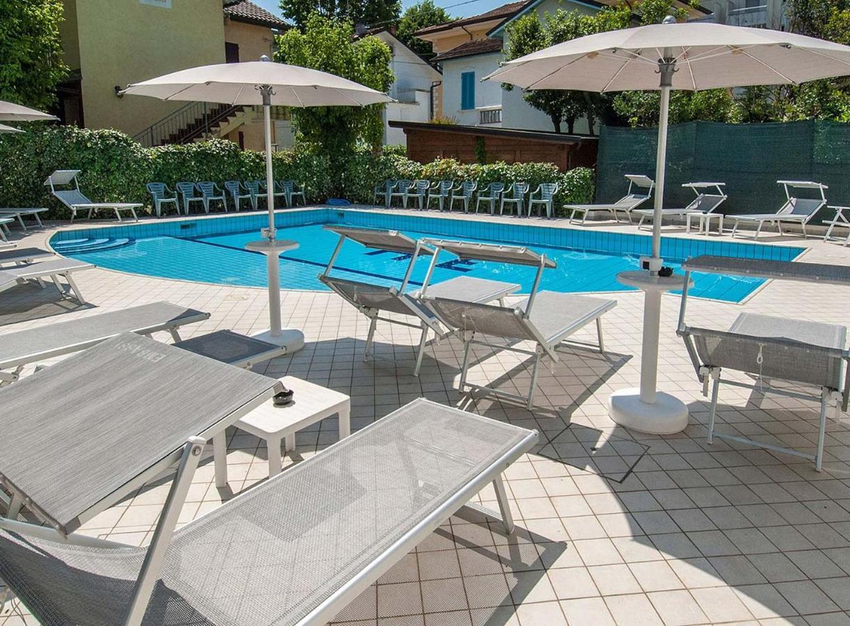 ריצ'יונה Hotel Embassy מראה חיצוני תמונה