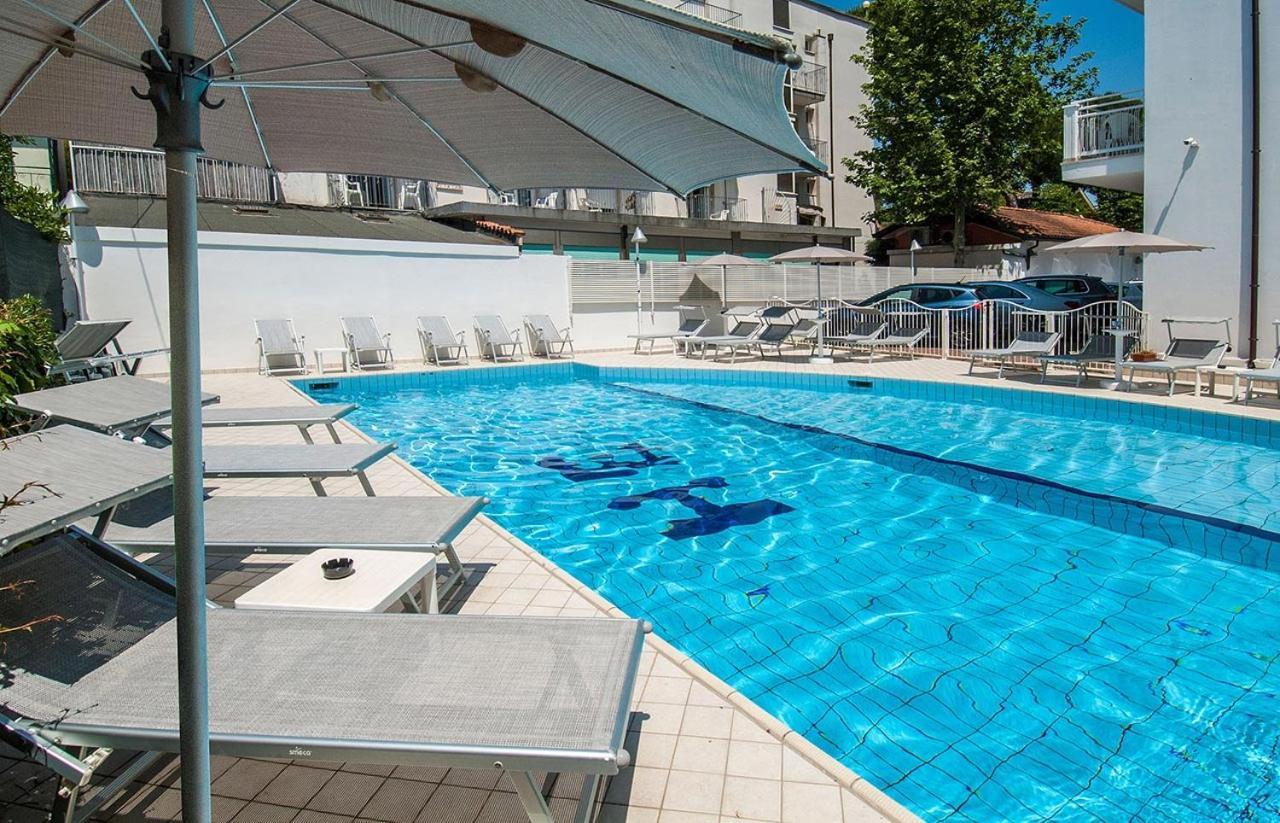 ריצ'יונה Hotel Embassy מראה חיצוני תמונה