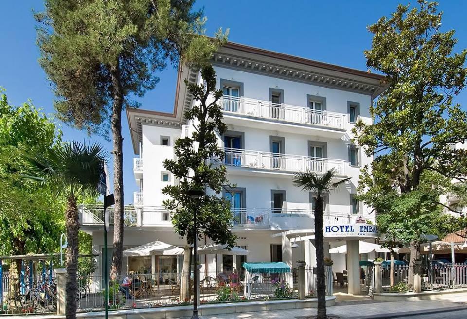 ריצ'יונה Hotel Embassy מראה חיצוני תמונה
