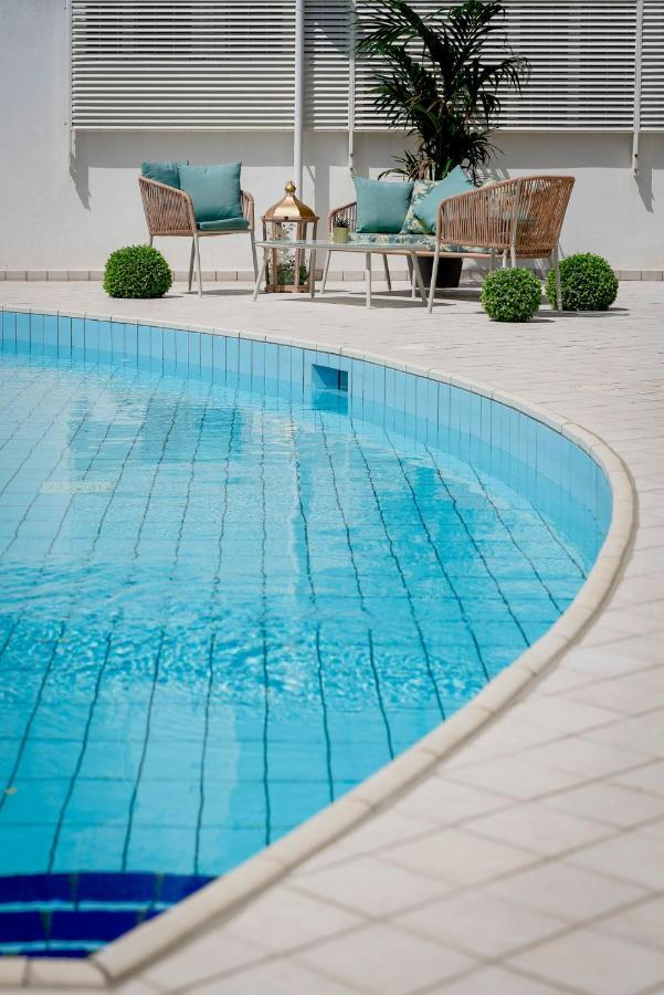 ריצ'יונה Hotel Embassy מראה חיצוני תמונה