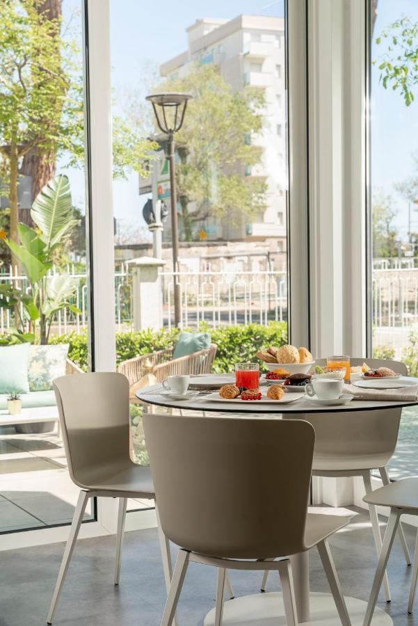 ריצ'יונה Hotel Embassy מראה חיצוני תמונה