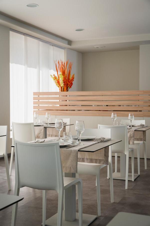 ריצ'יונה Hotel Embassy מראה חיצוני תמונה