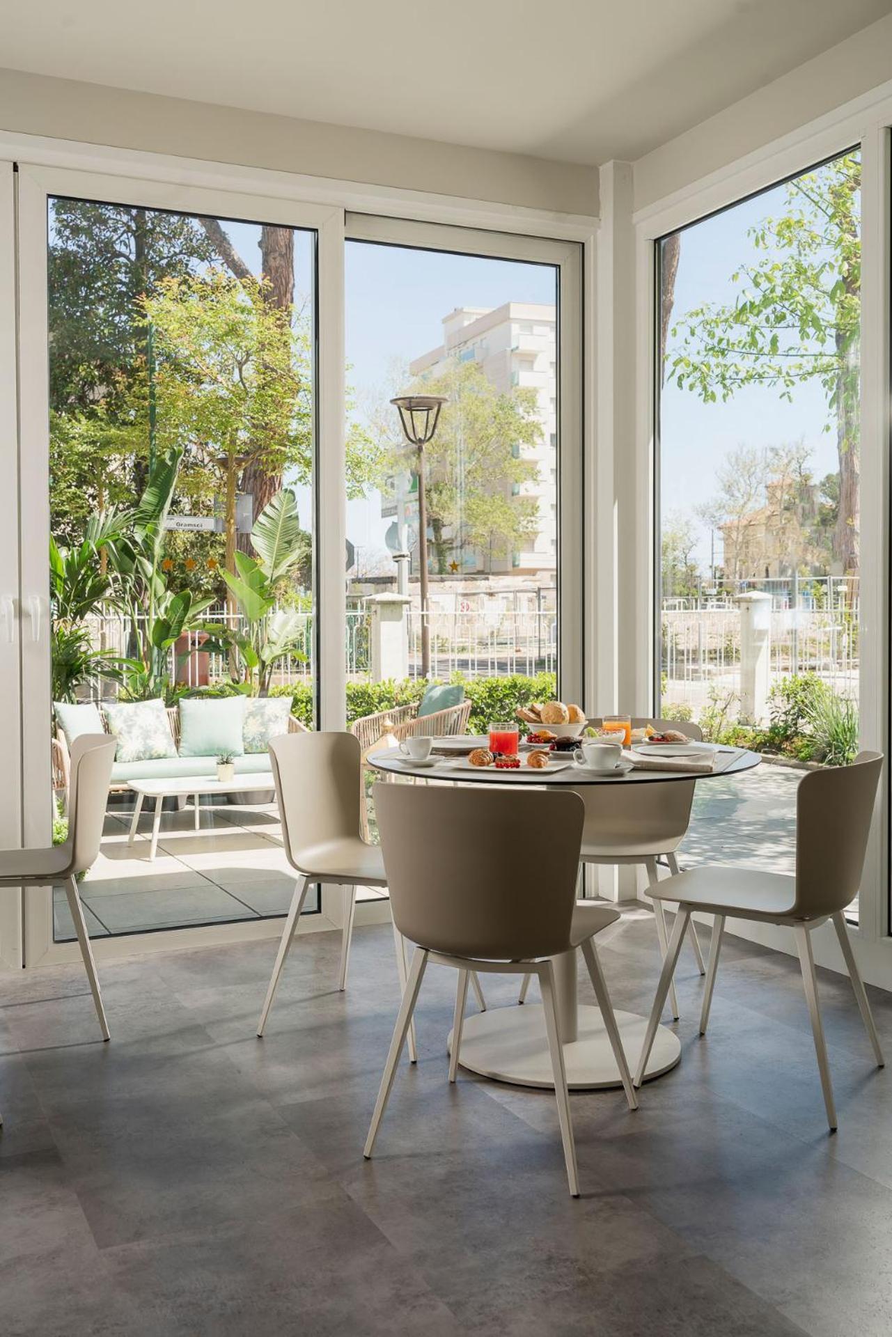 ריצ'יונה Hotel Embassy מראה חיצוני תמונה
