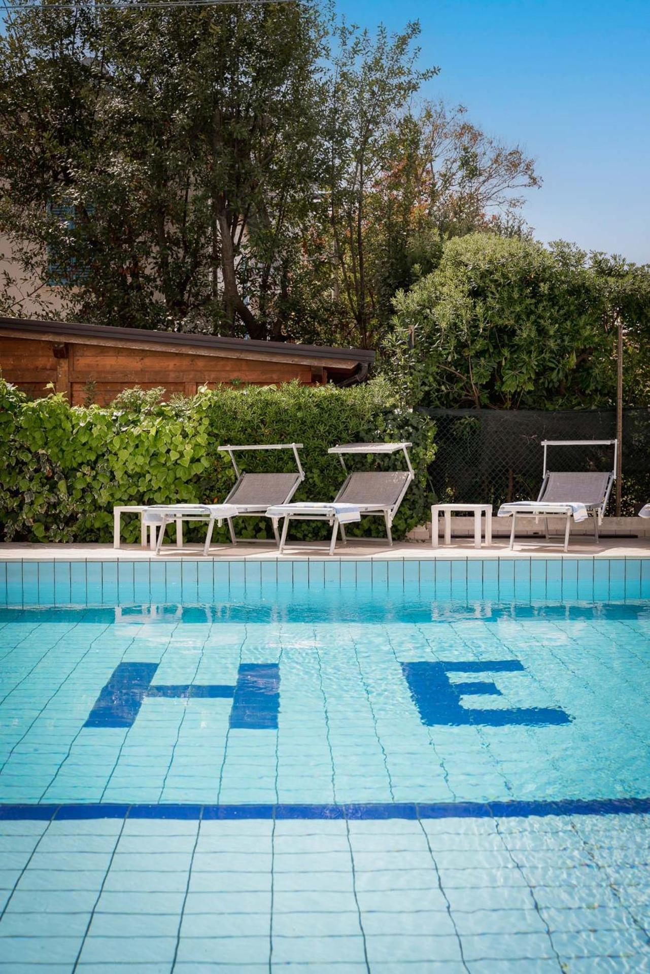 ריצ'יונה Hotel Embassy מראה חיצוני תמונה